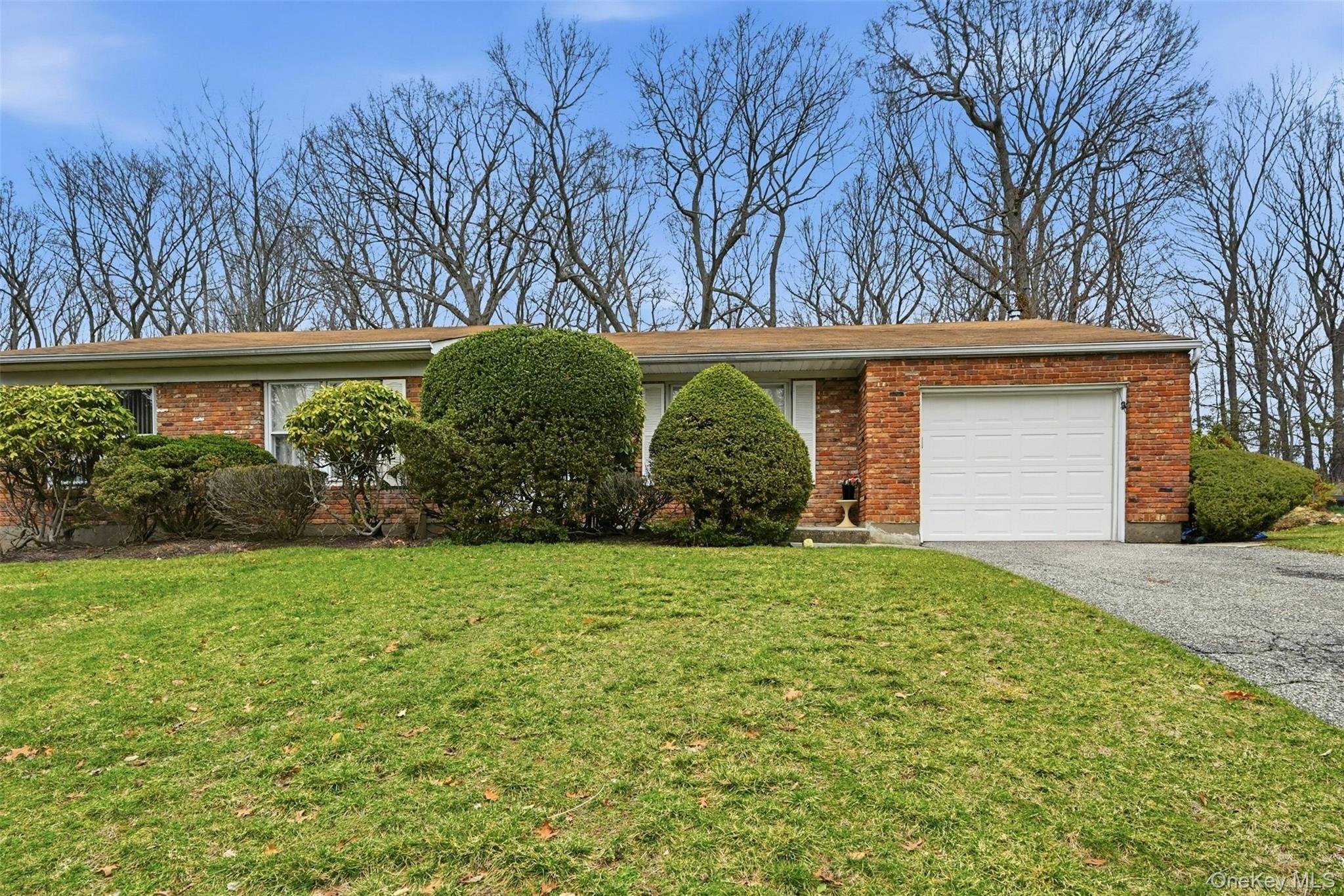 #1 photo, 705 Brewster Drive, 東長島 Port Jefferson , NY 11777