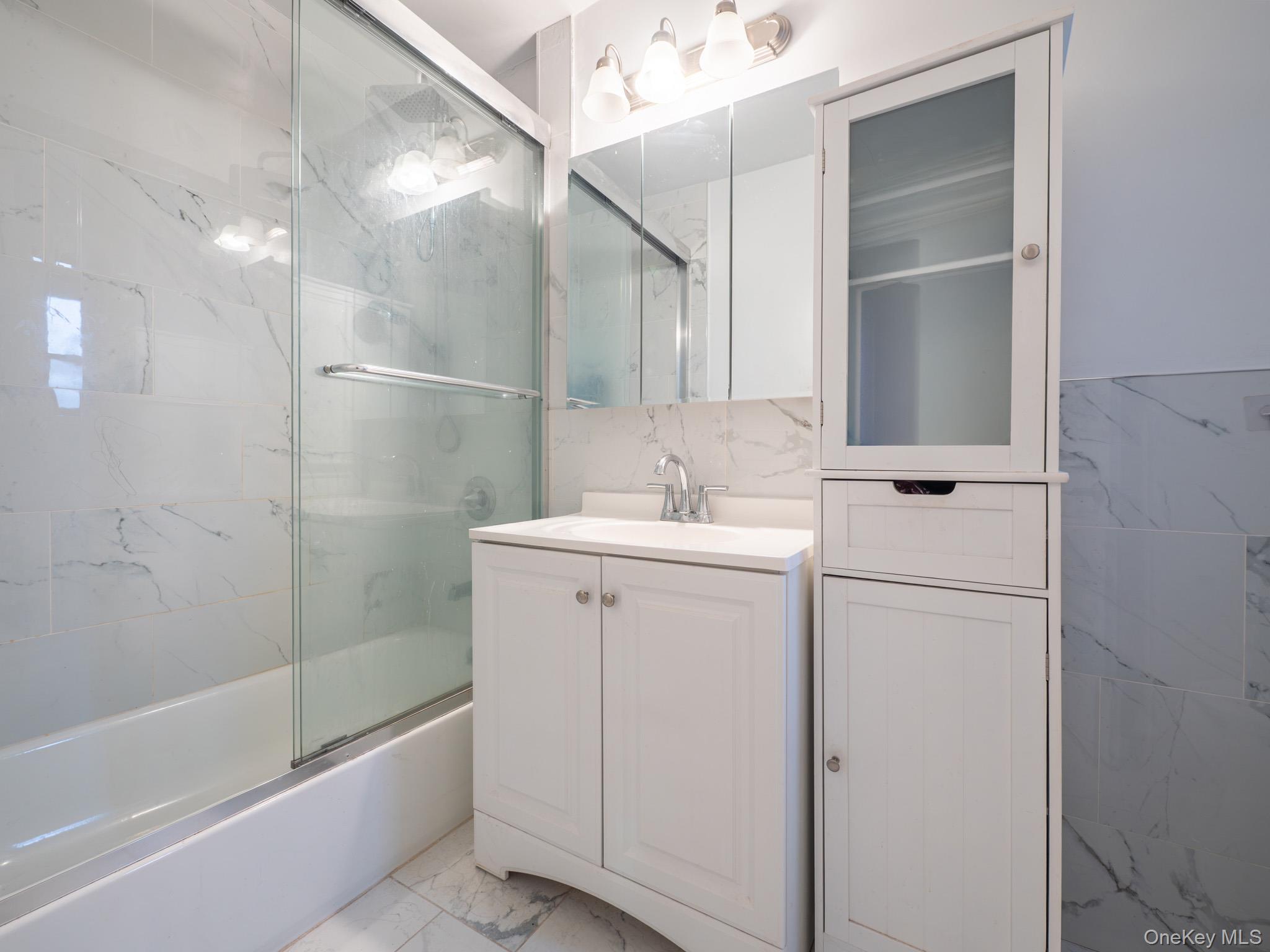 #17 photo, 15010 71st Avenue, קווינס Kew Garden Hills , NY 11367