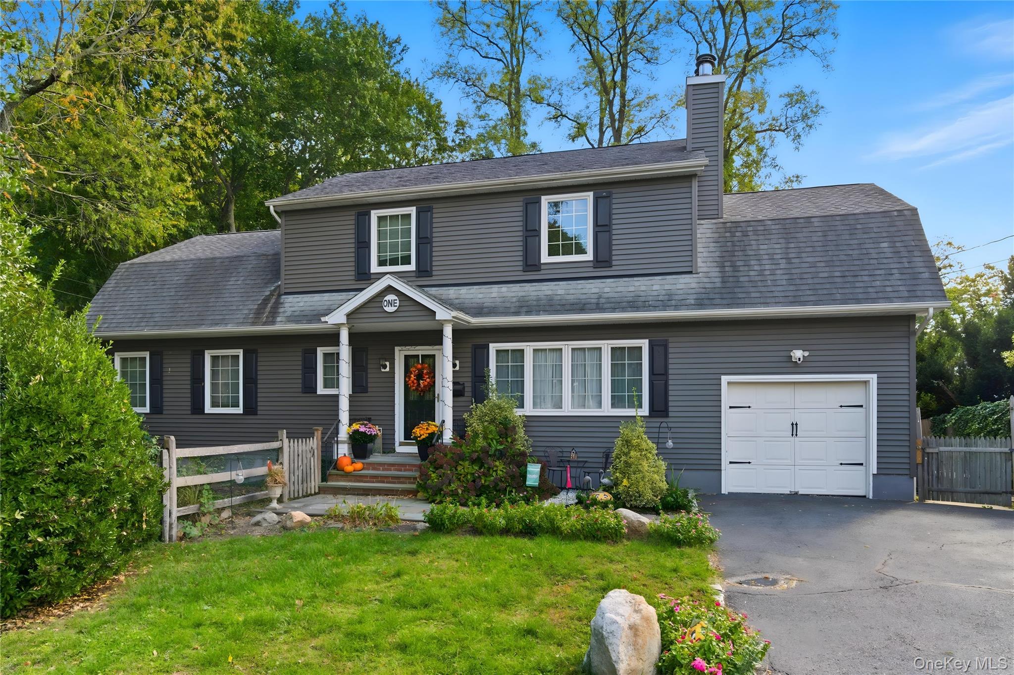 #1 photo, 1 Hillcrest Place, 롱 아일랜드 Locust Valley , NY 11560