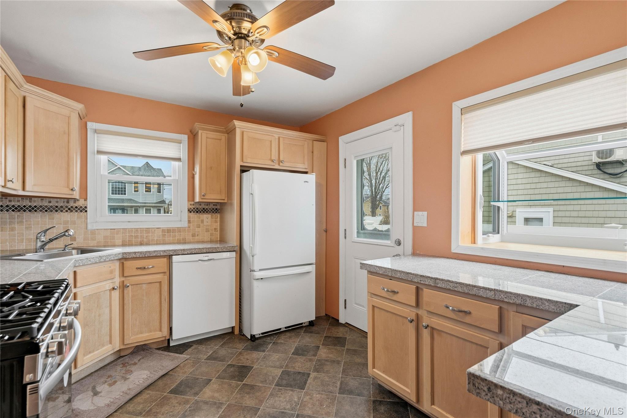 #13 photo, 299 28th Street, 東長島 Copiague , NY 11726