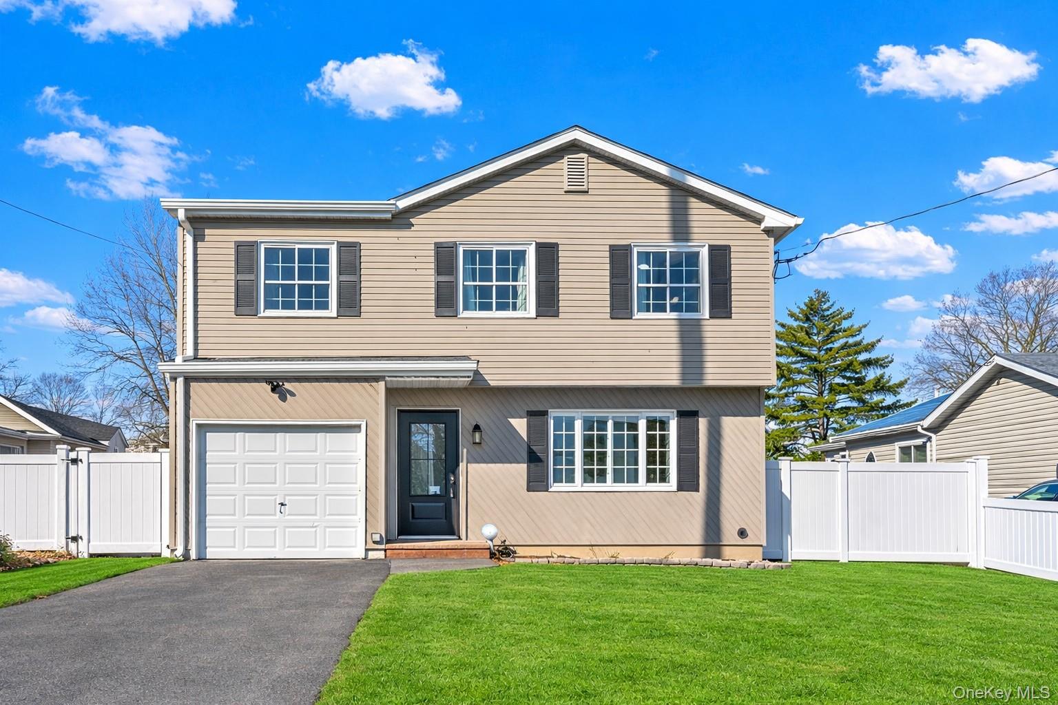 #1 photo, 214 Woodycrest Drive, सफ़ोक काउंटी Holtsville , NY 11742