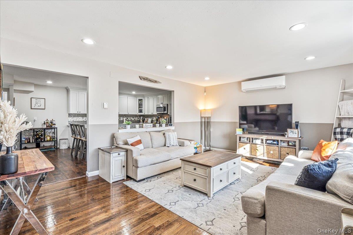 #3 photo, 214 Woodycrest Drive, सफ़ोक काउंटी Holtsville , NY 11742