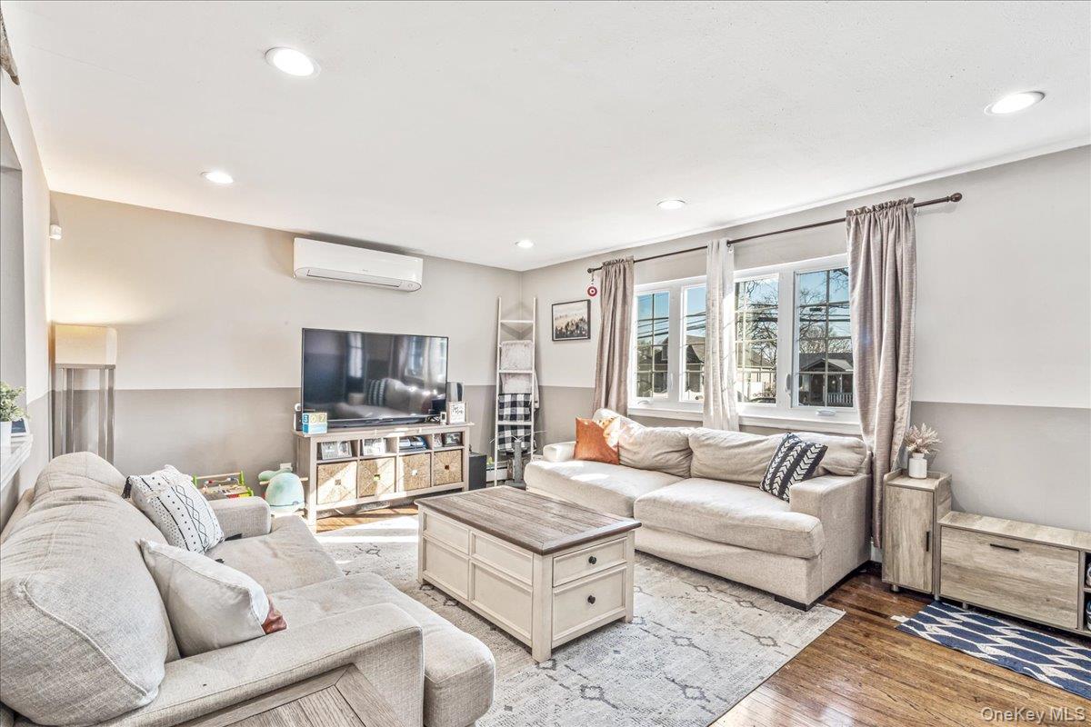 #4 photo, 214 Woodycrest Drive, सफ़ोक काउंटी Holtsville , NY 11742