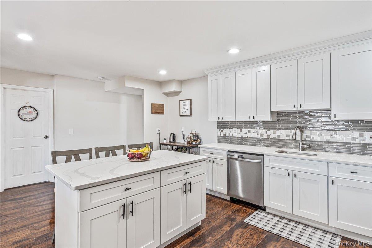 #8 photo, 214 Woodycrest Drive, सफ़ोक काउंटी Holtsville , NY 11742