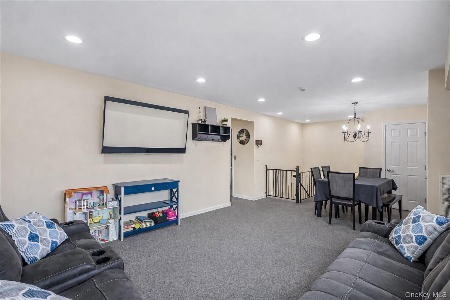 #12 photo, 150 POINTE CIR N, Coram , NY 11727