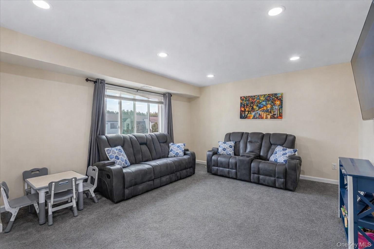 #13 photo, 150 POINTE CIR N, Coram , NY 11727