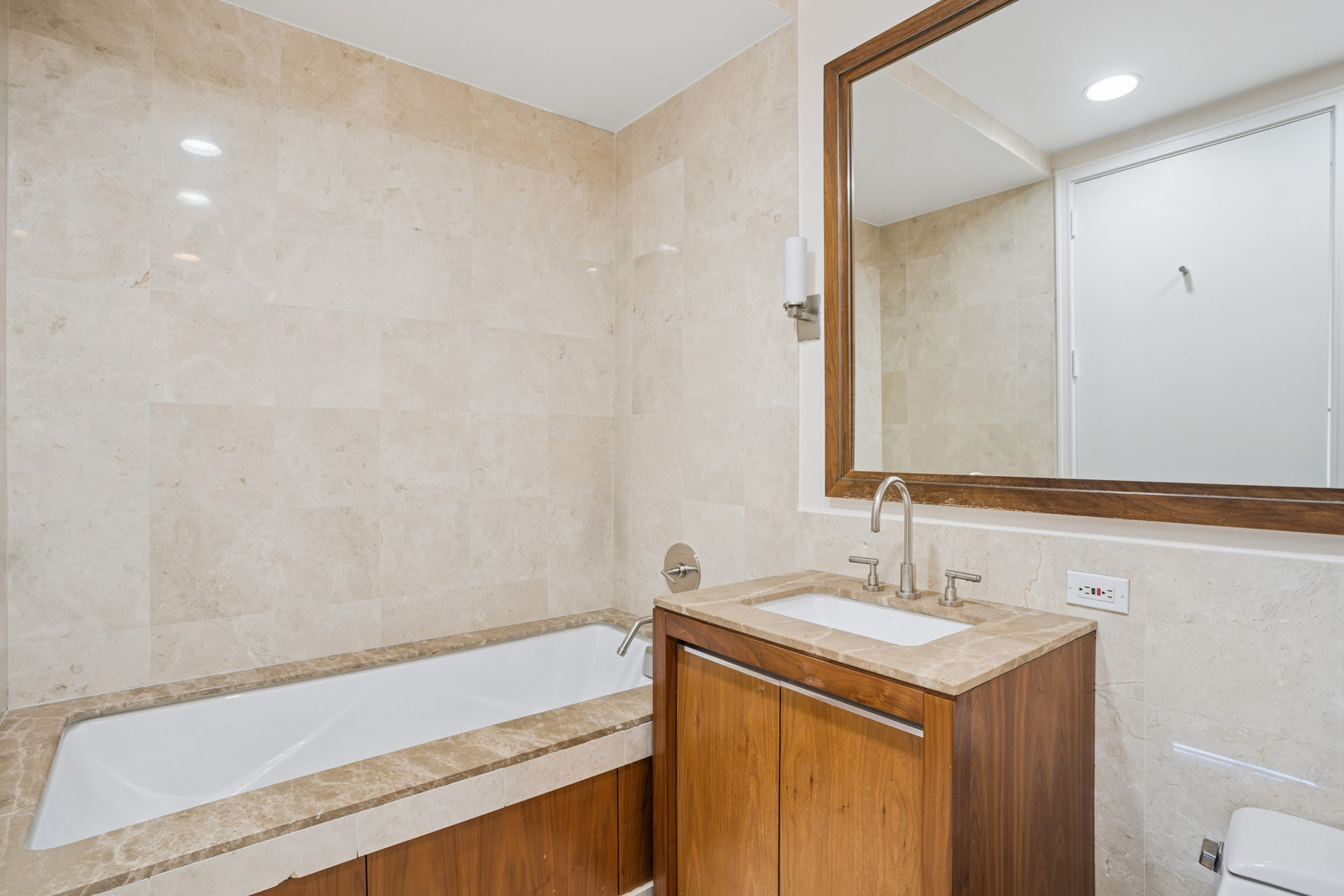 #8 photo, 1 MORTON Square, Манхэттен ‖ West Village , NY 10014