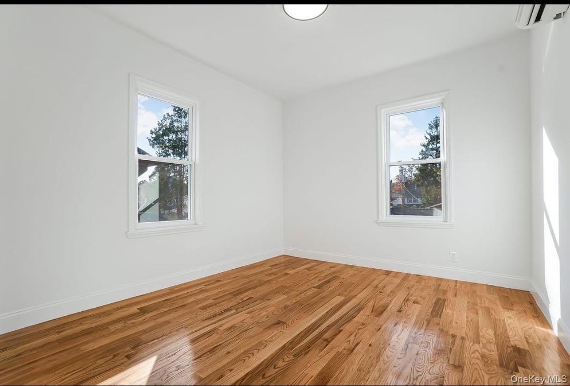 #2 photo, 16716 43rd Avenue, קווינס Flushing , NY 11358