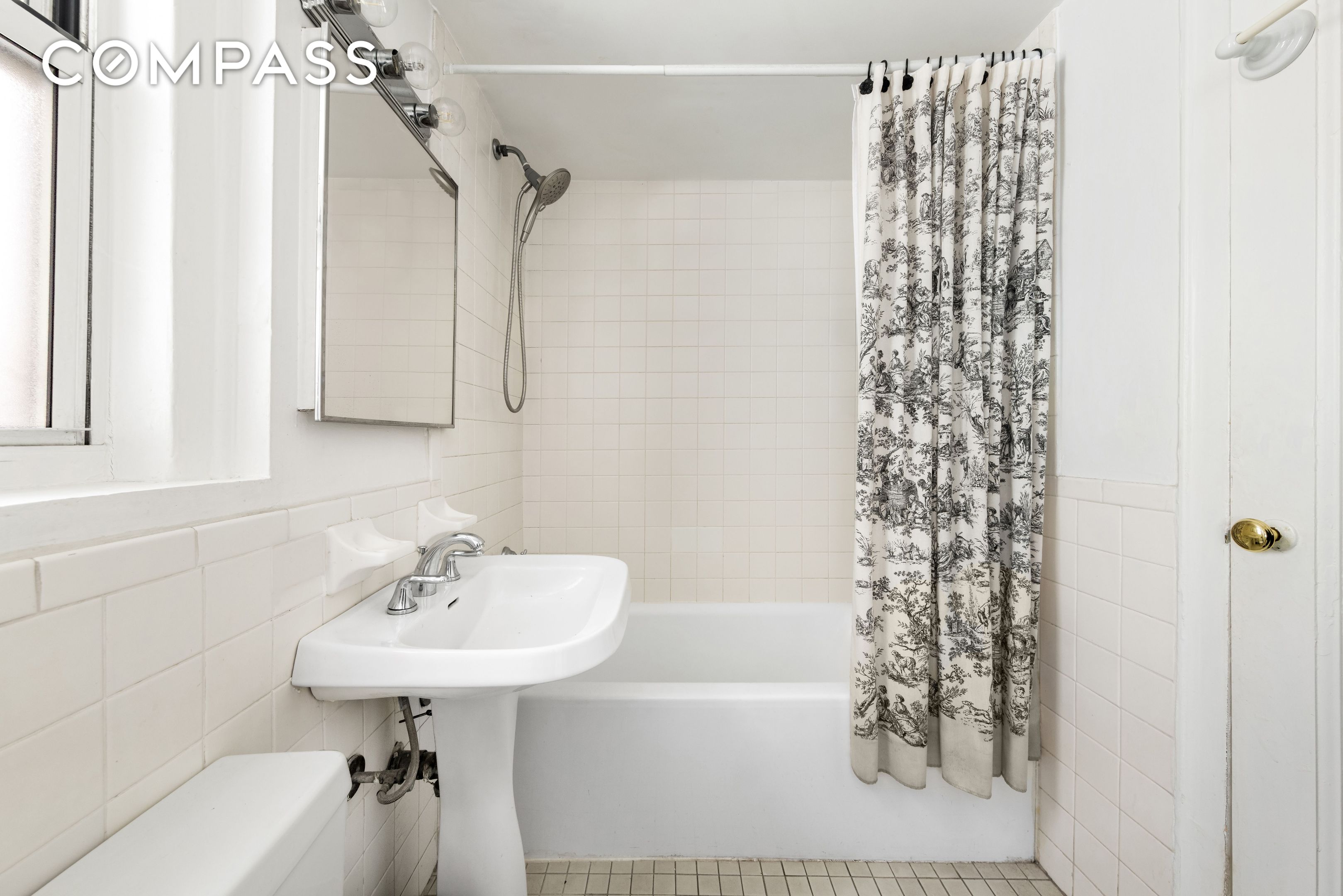 #7 photo, 333 E 43rd Street, مانهاتن Midtown East , NY 10017