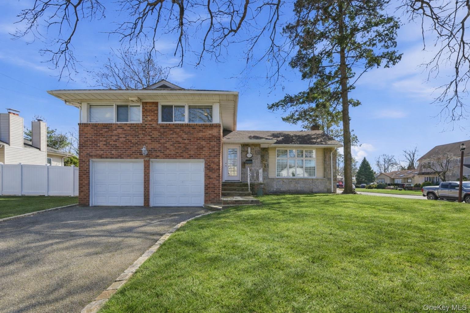 #1 photo, 1374 Prospect Avenue, 롱 아일랜드 East Meadow , NY 11554