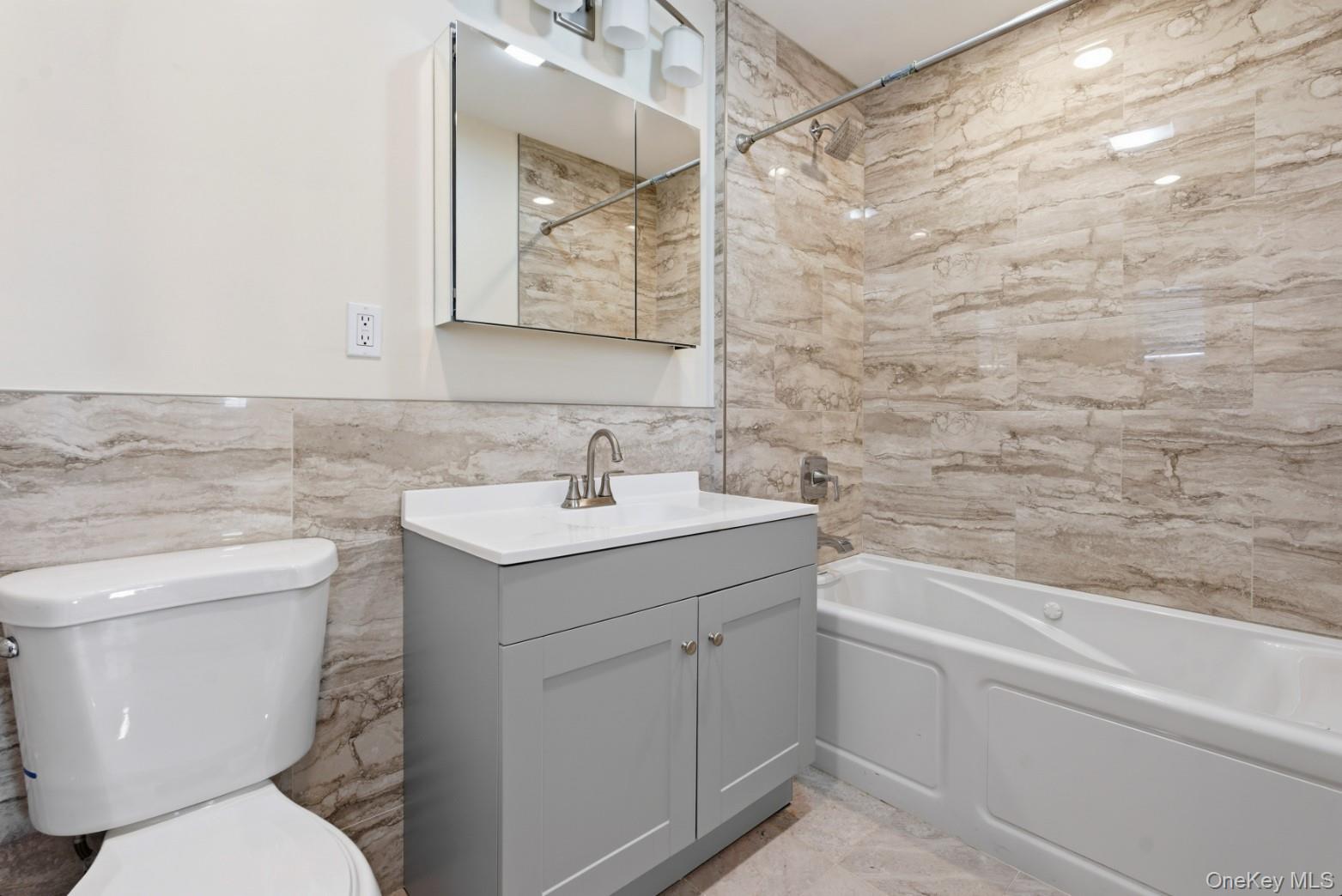 #13 photo, 1374 Prospect Avenue, 롱 아일랜드 East Meadow , NY 11554