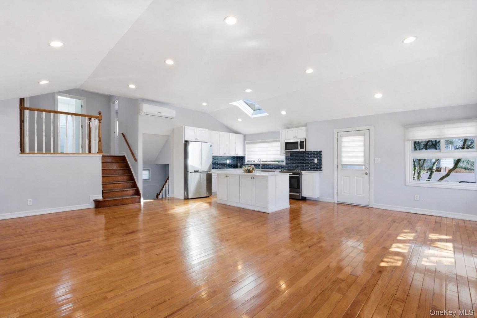 #7 photo, 1374 Prospect Avenue, 롱 아일랜드 East Meadow , NY 11554