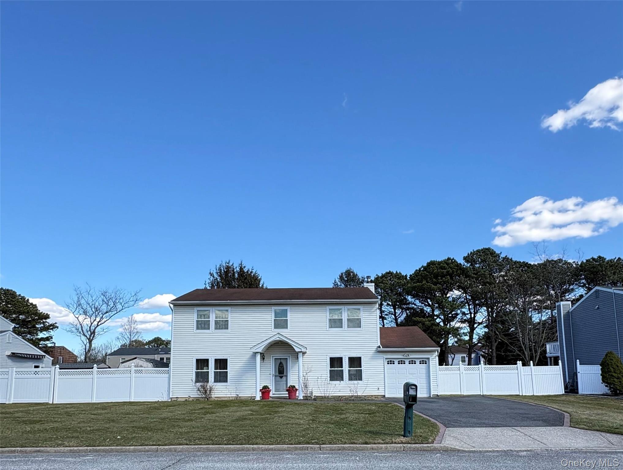 #1 photo, 21 Apple Blossom Lane, מחוז סאפוק East Patchogue , NY 11772