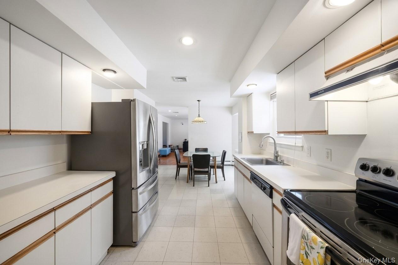 #12 photo, 21 Apple Blossom Lane, מחוז סאפוק East Patchogue , NY 11772