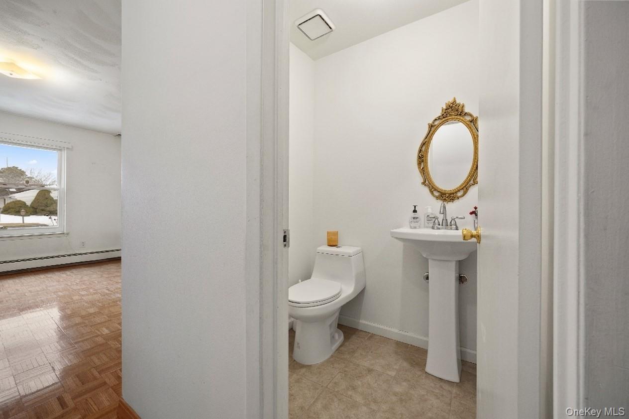 #13 photo, 21 Apple Blossom Lane, מחוז סאפוק East Patchogue , NY 11772