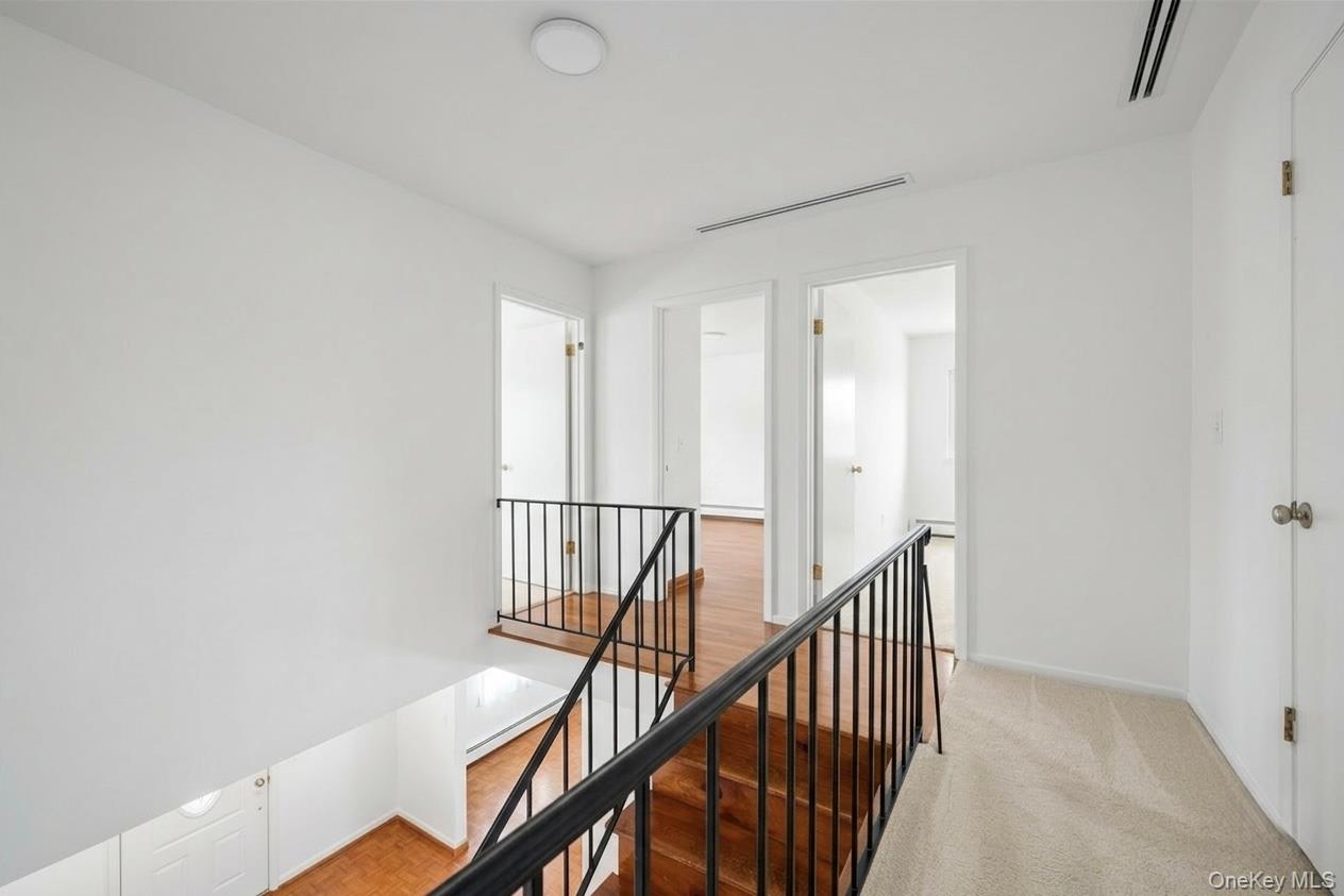 #14 photo, 21 Apple Blossom Lane, מחוז סאפוק East Patchogue , NY 11772