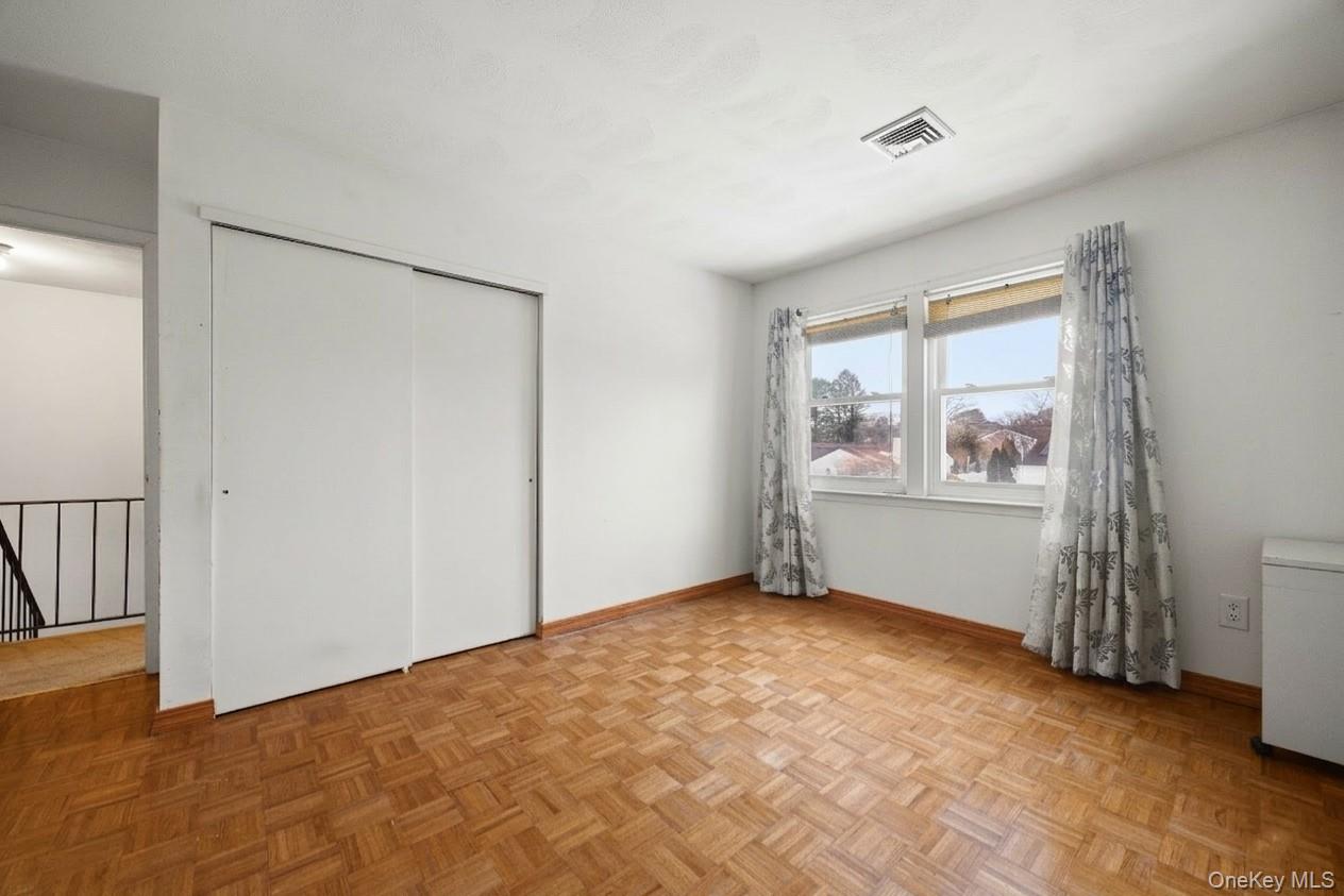 #16 photo, 21 Apple Blossom Lane, מחוז סאפוק East Patchogue , NY 11772