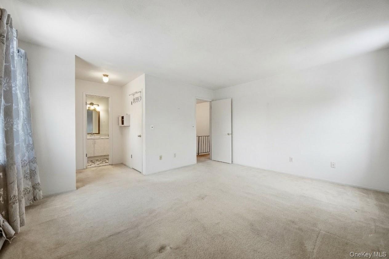 #18 photo, 21 Apple Blossom Lane, מחוז סאפוק East Patchogue , NY 11772