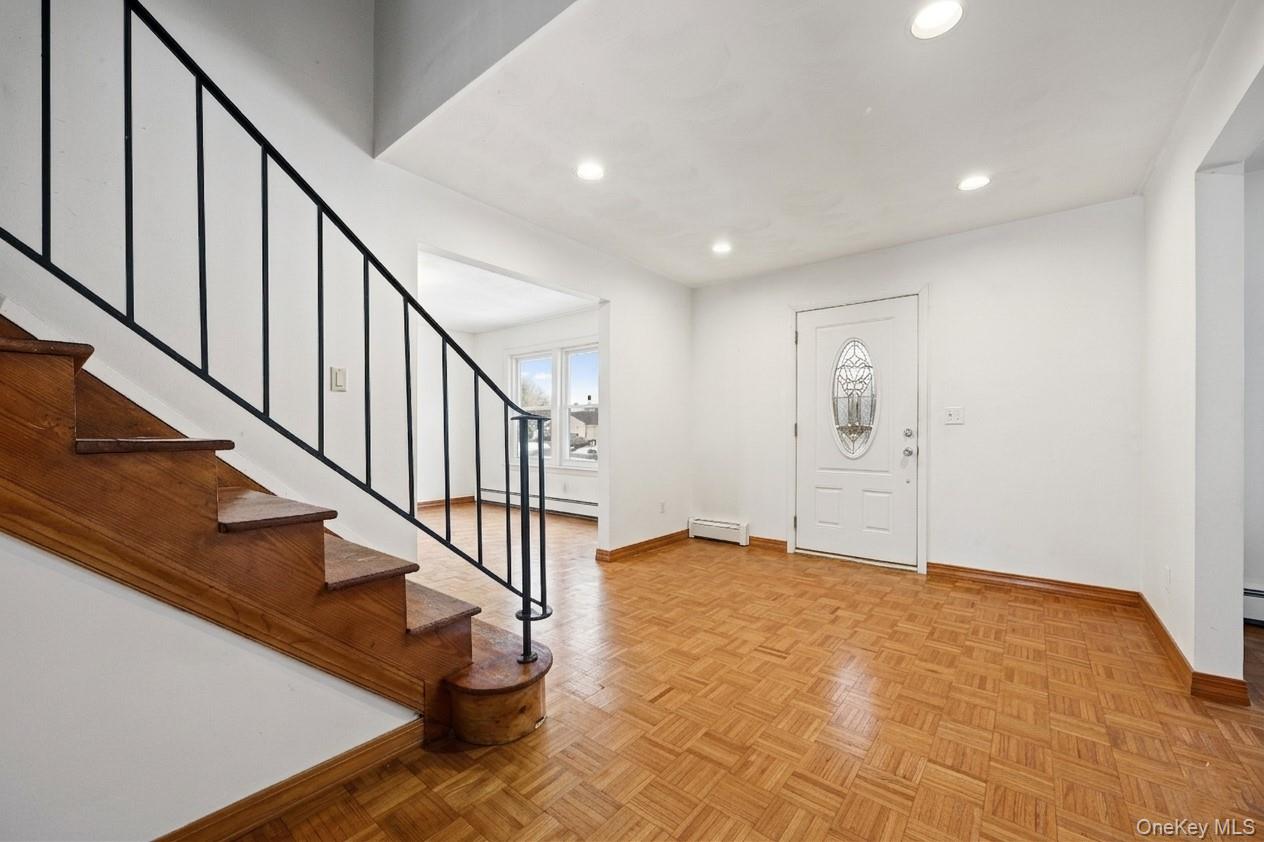 #2 photo, 21 Apple Blossom Lane, מחוז סאפוק East Patchogue , NY 11772