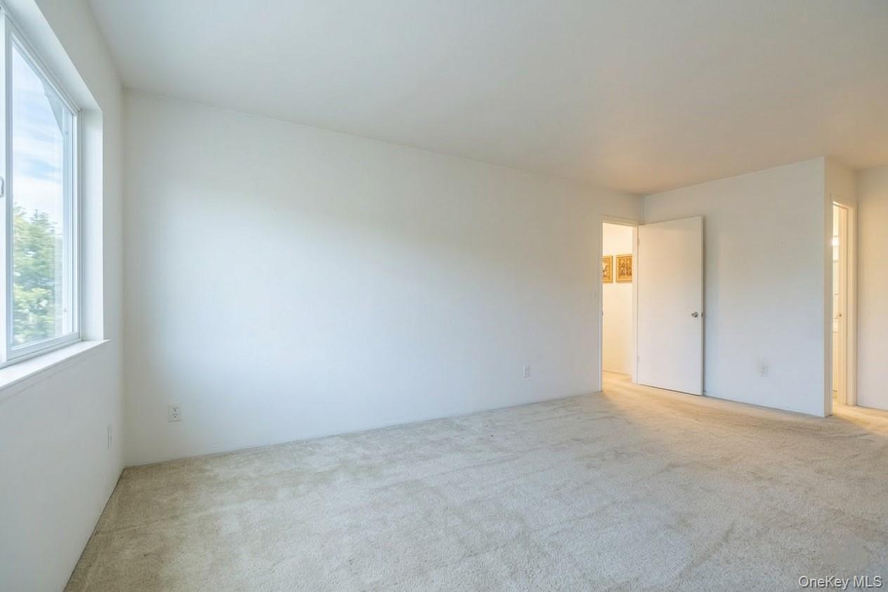 #20 photo, 21 Apple Blossom Lane, מחוז סאפוק East Patchogue , NY 11772