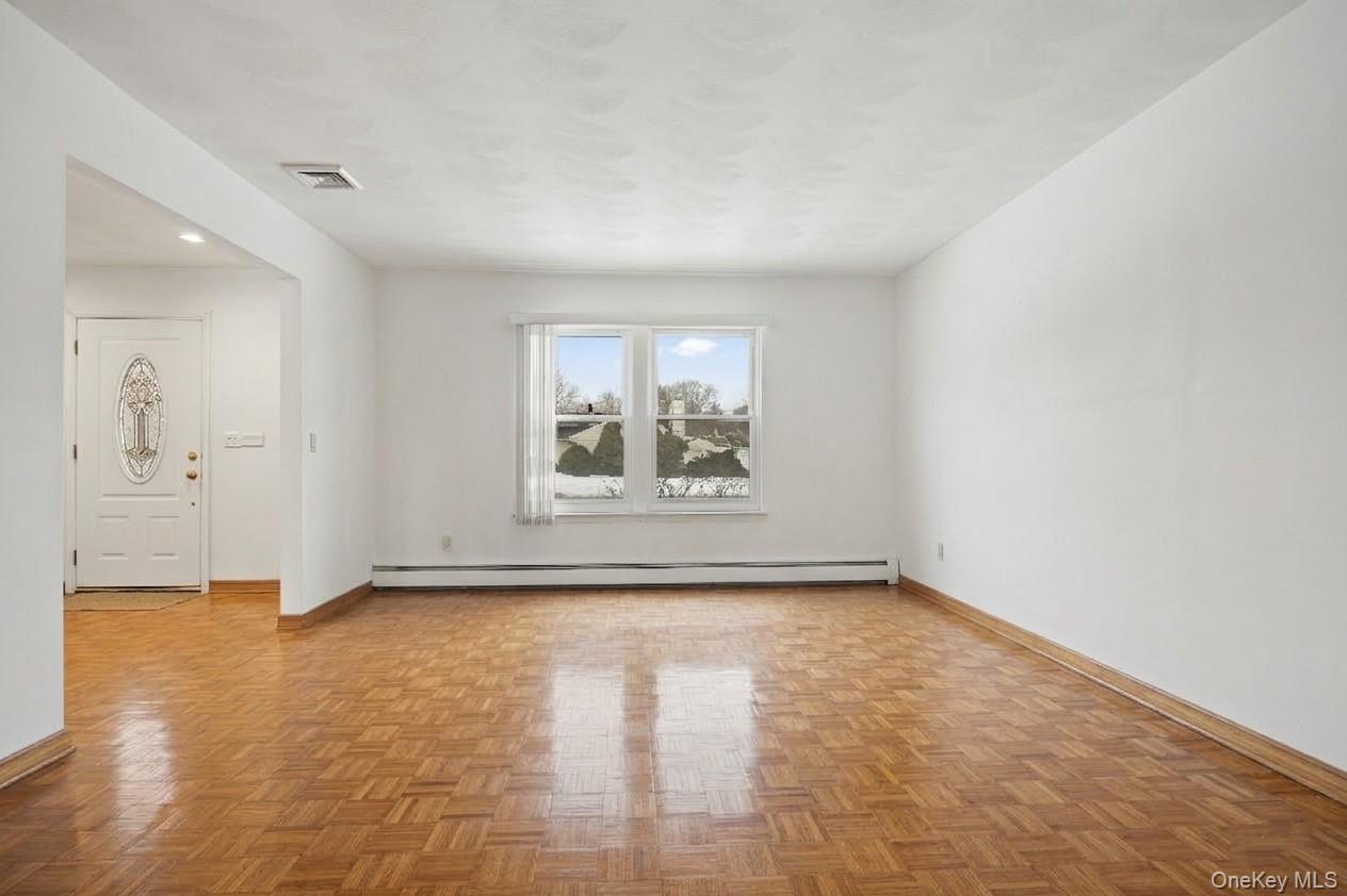 #3 photo, 21 Apple Blossom Lane, מחוז סאפוק East Patchogue , NY 11772