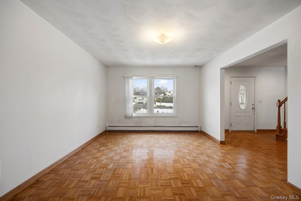 #4 photo, 21 Apple Blossom Lane, מחוז סאפוק East Patchogue , NY 11772