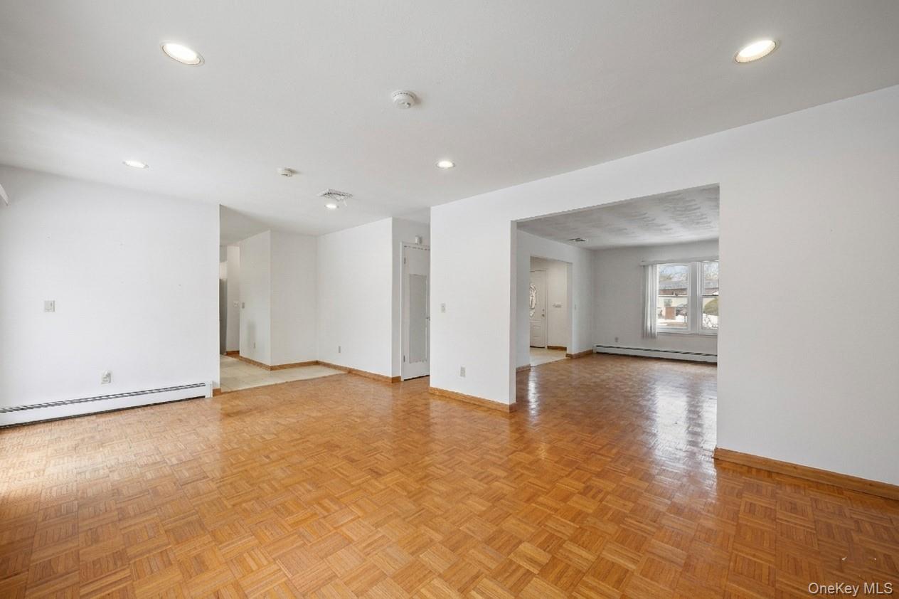 #6 photo, 21 Apple Blossom Lane, מחוז סאפוק East Patchogue , NY 11772