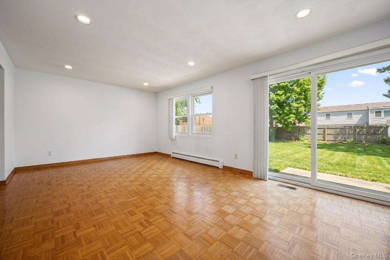 #8 photo, 21 Apple Blossom Lane, מחוז סאפוק East Patchogue , NY 11772