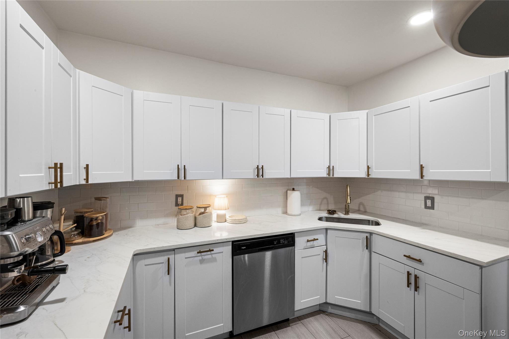 #18 photo, 251 Forest Avenue, 롱 아일랜드 Lynbrook , NY 11563