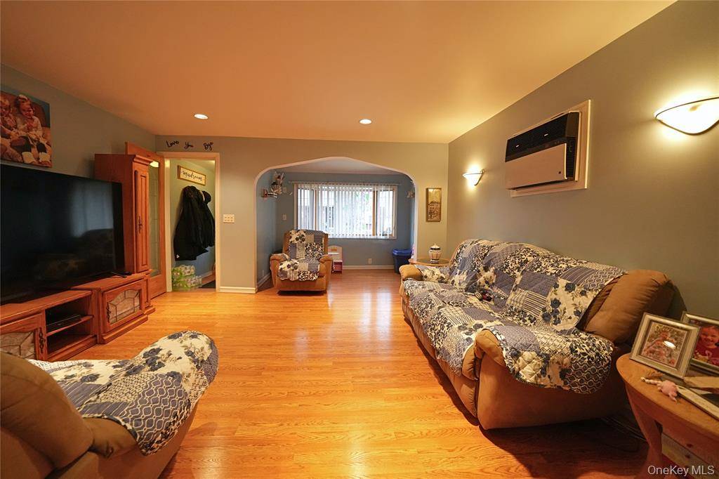 #4 photo, 6204 62nd Road, Куинс ‖ Middle Village , NY 11379