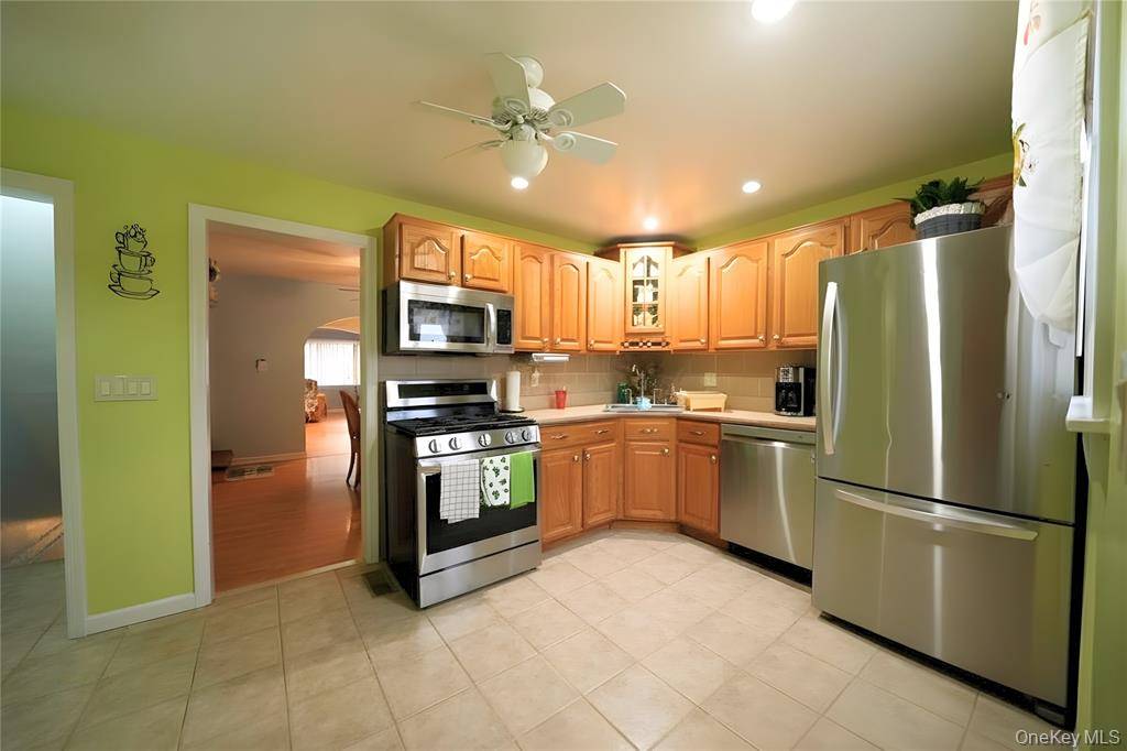 #5 photo, 6204 62nd Road, Куинс ‖ Middle Village , NY 11379