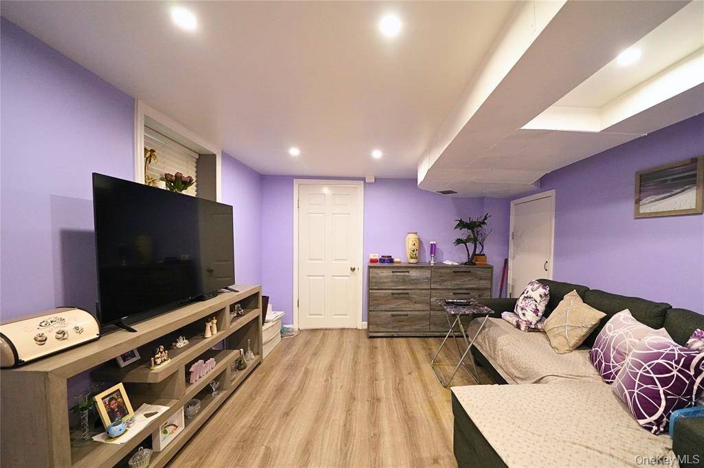 #7 photo, 6204 62nd Road, Куинс ‖ Middle Village , NY 11379