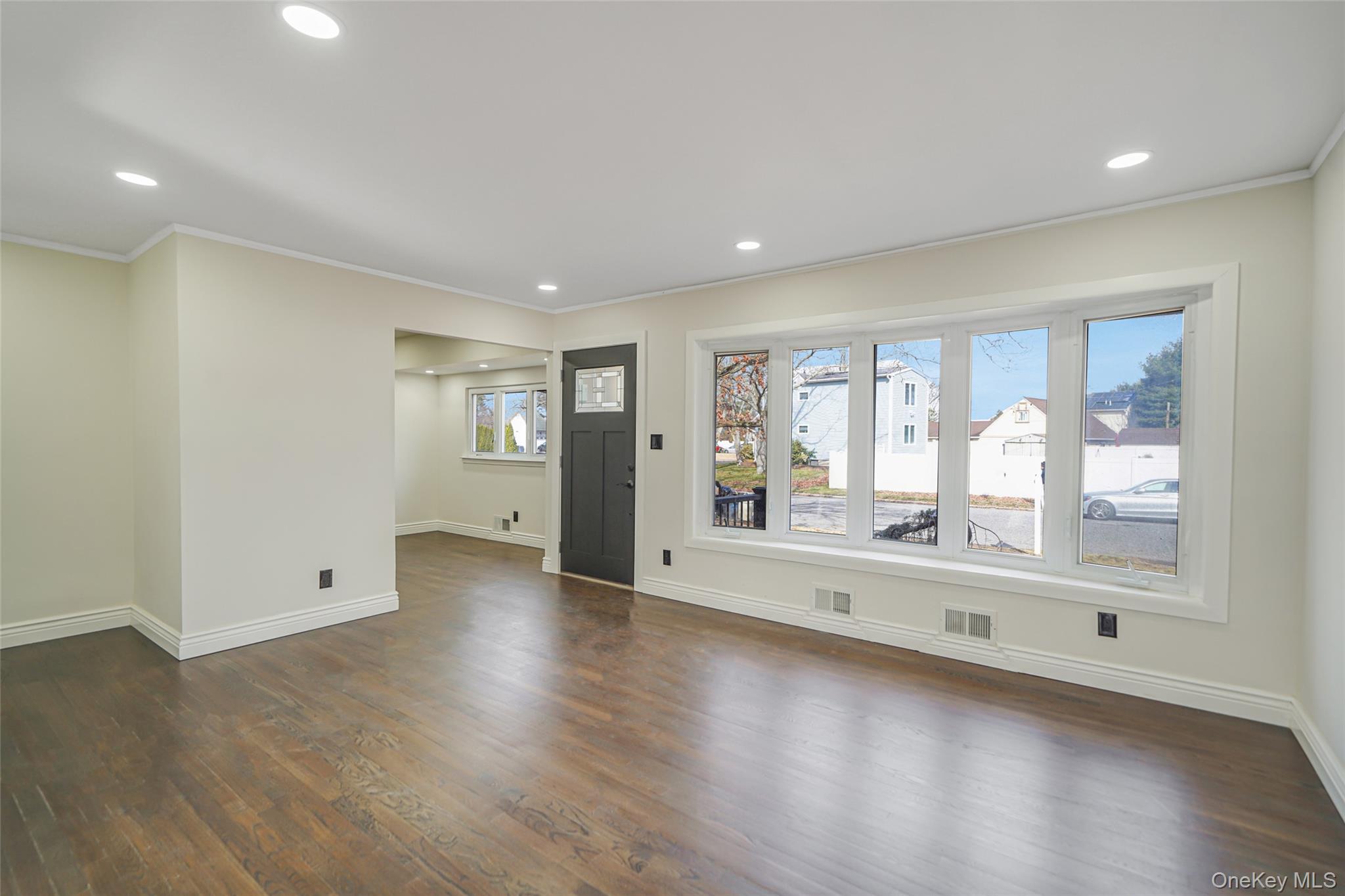 #2 photo, 8 Elwood Road, सफ़ोक काउंटी Centereach , NY 11720