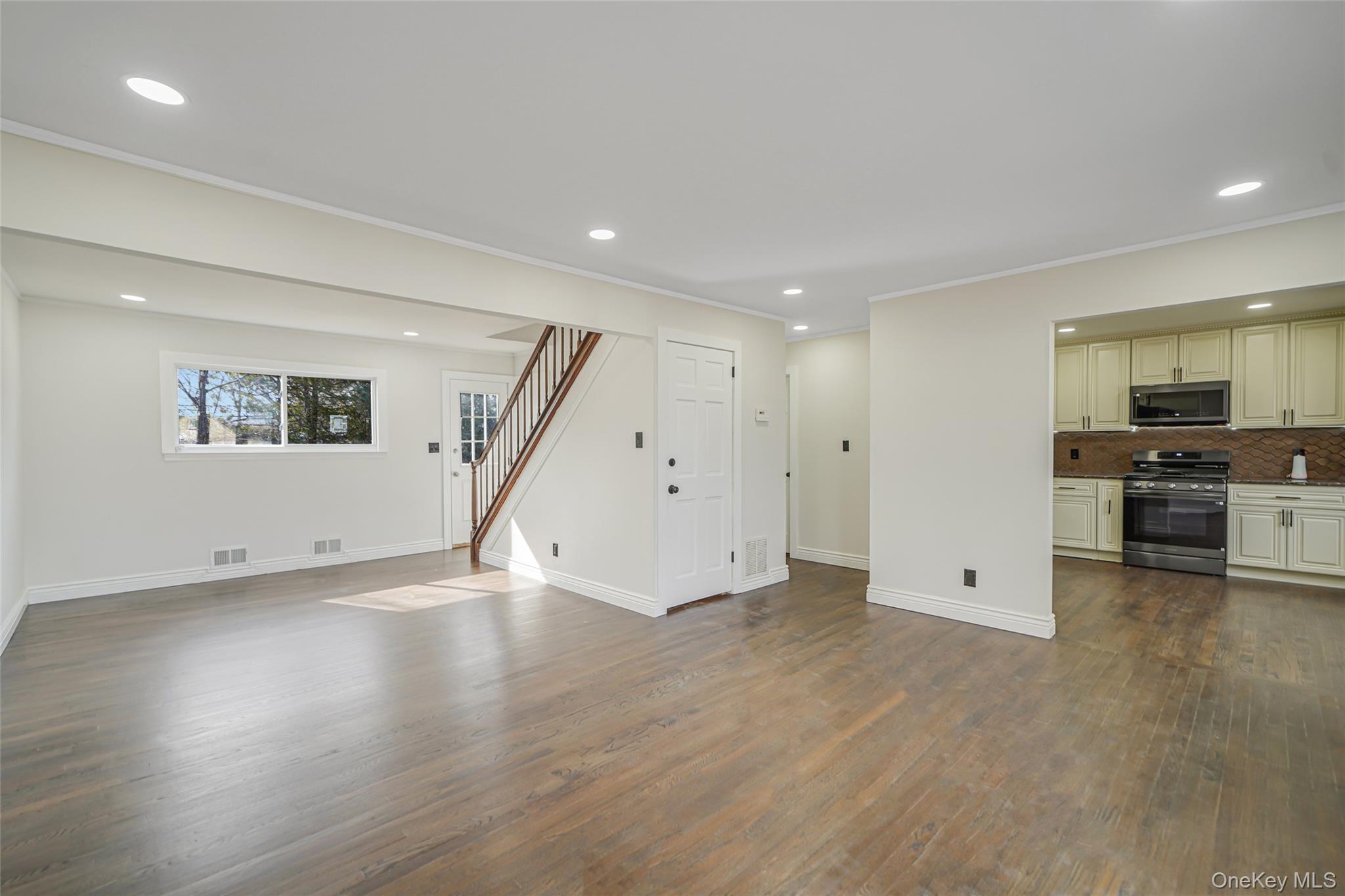 #3 photo, 8 Elwood Road, सफ़ोक काउंटी Centereach , NY 11720