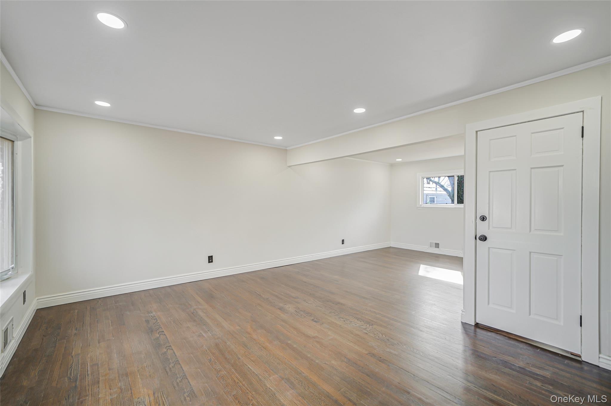 #6 photo, 8 Elwood Road, सफ़ोक काउंटी Centereach , NY 11720