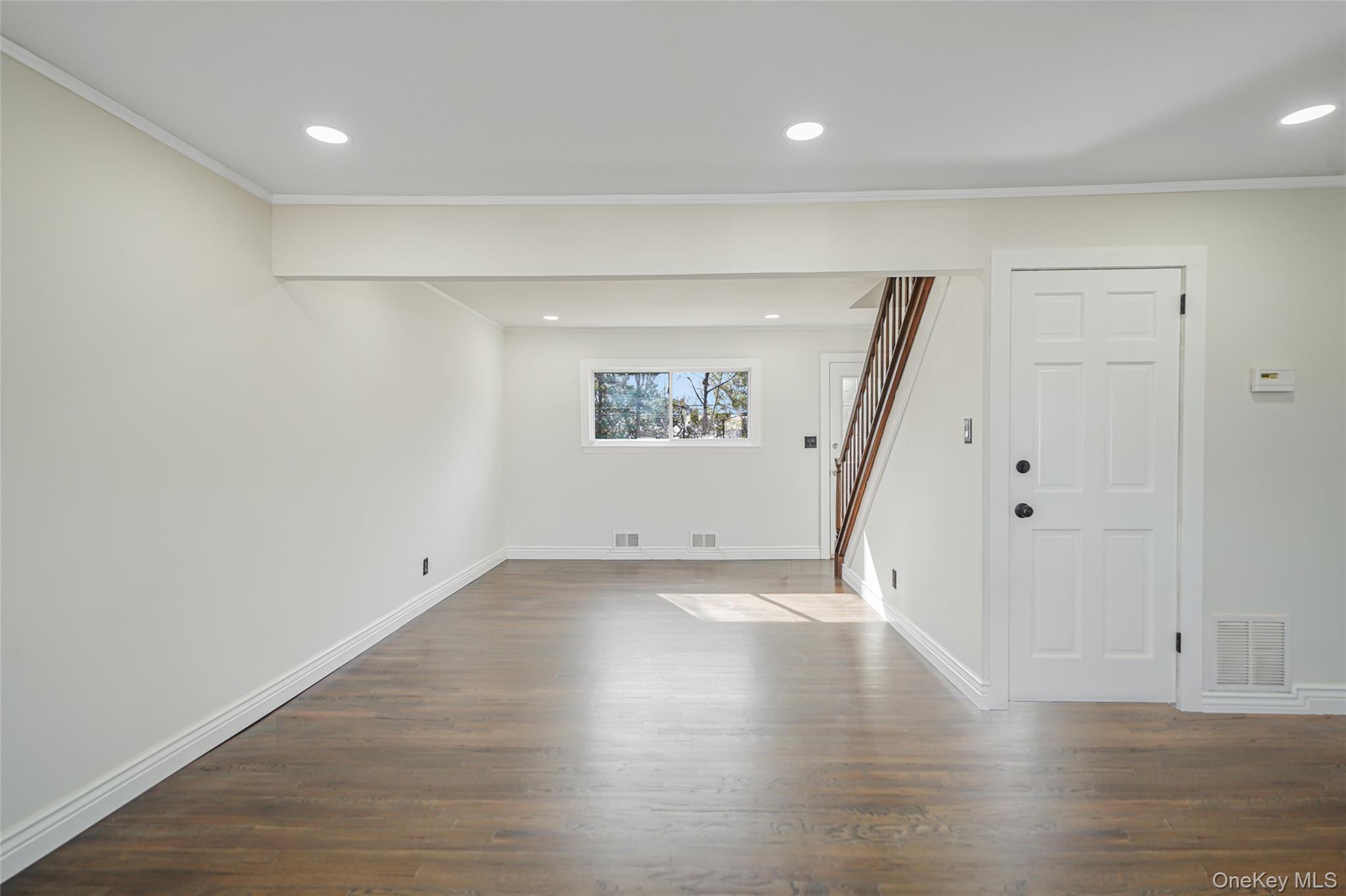 #7 photo, 8 Elwood Road, सफ़ोक काउंटी Centereach , NY 11720