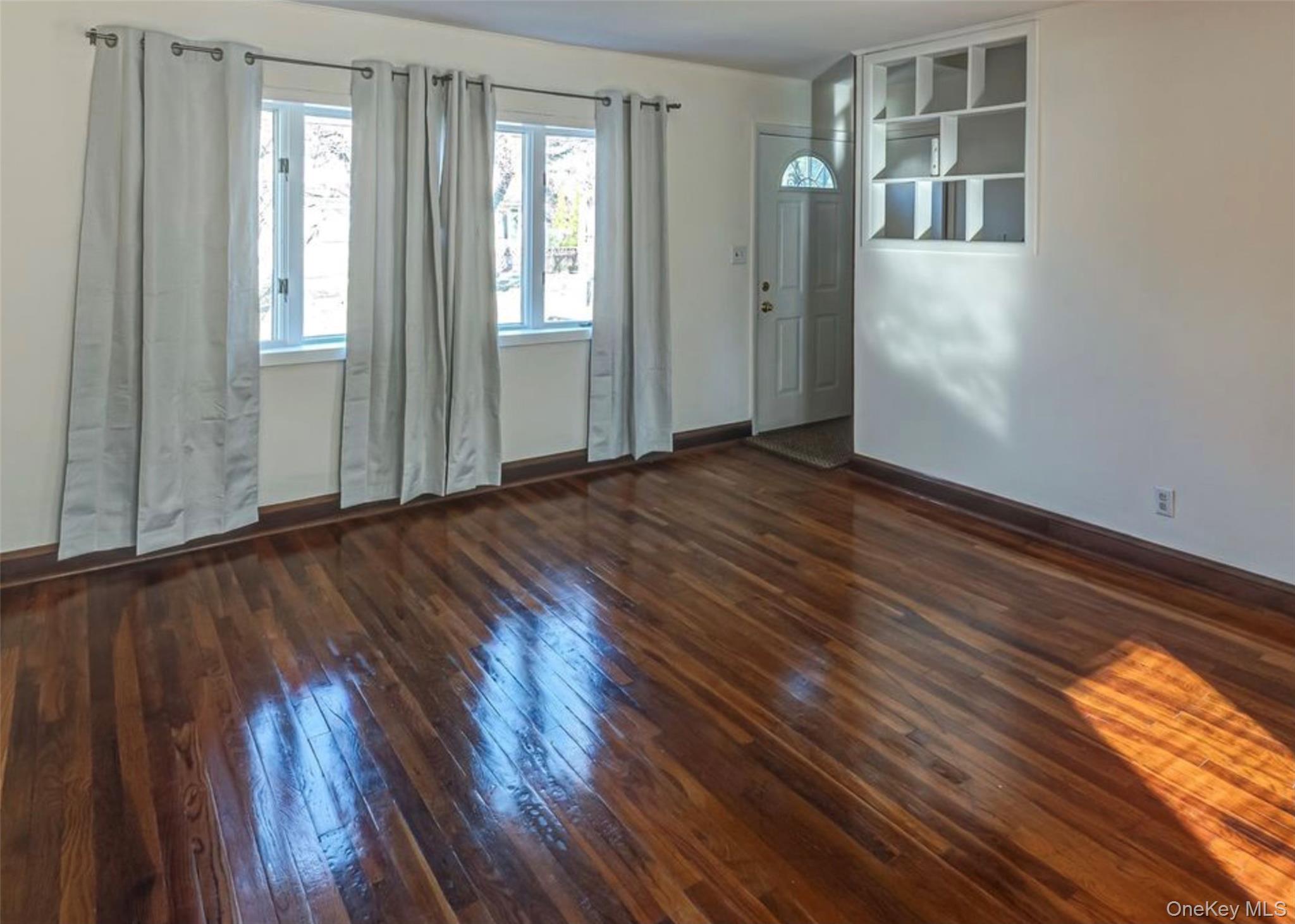 #2 photo, 75 Miles Avenue, Albertson , NY 11507