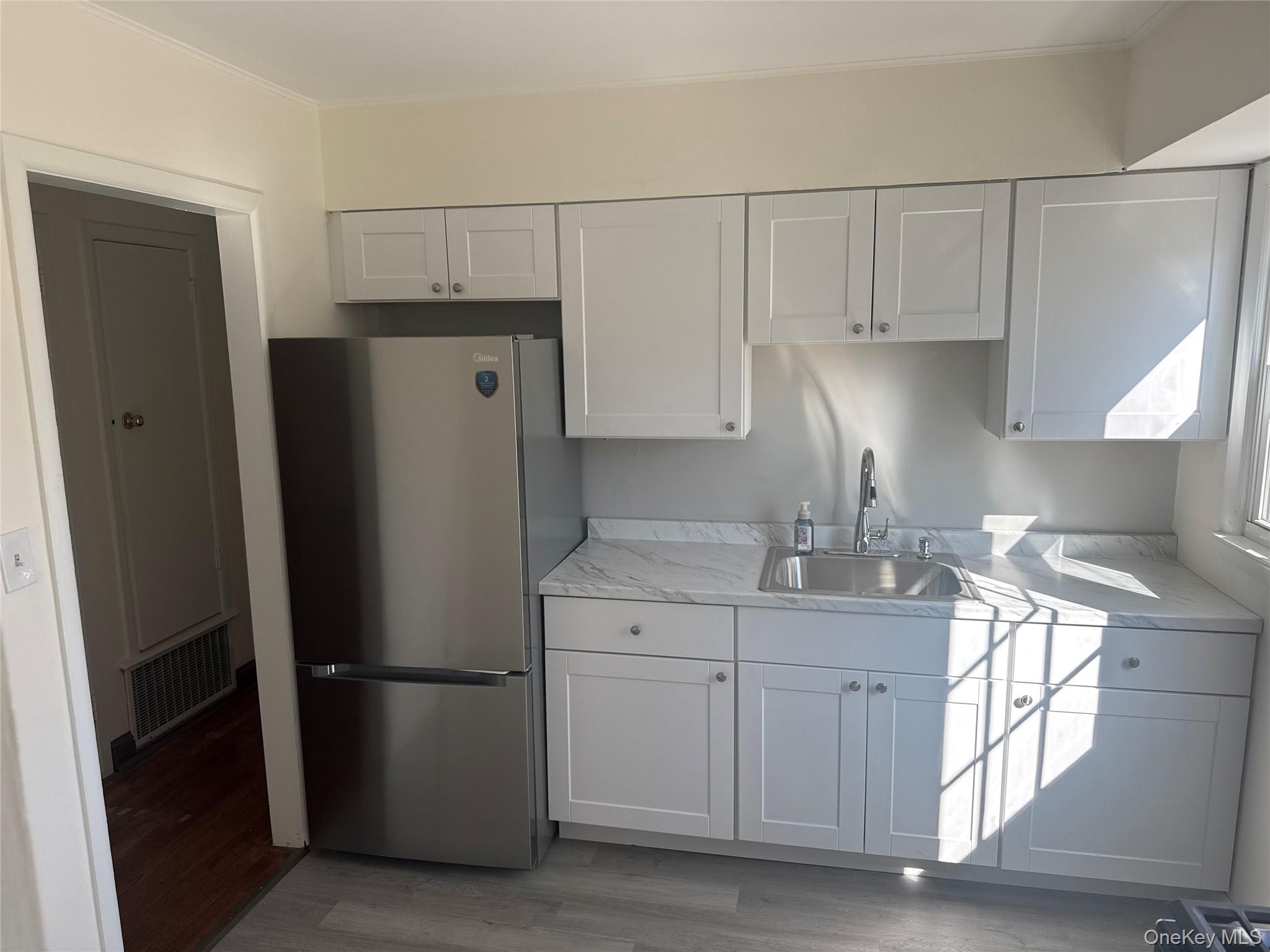 #4 photo, 75 Miles Avenue, Albertson , NY 11507