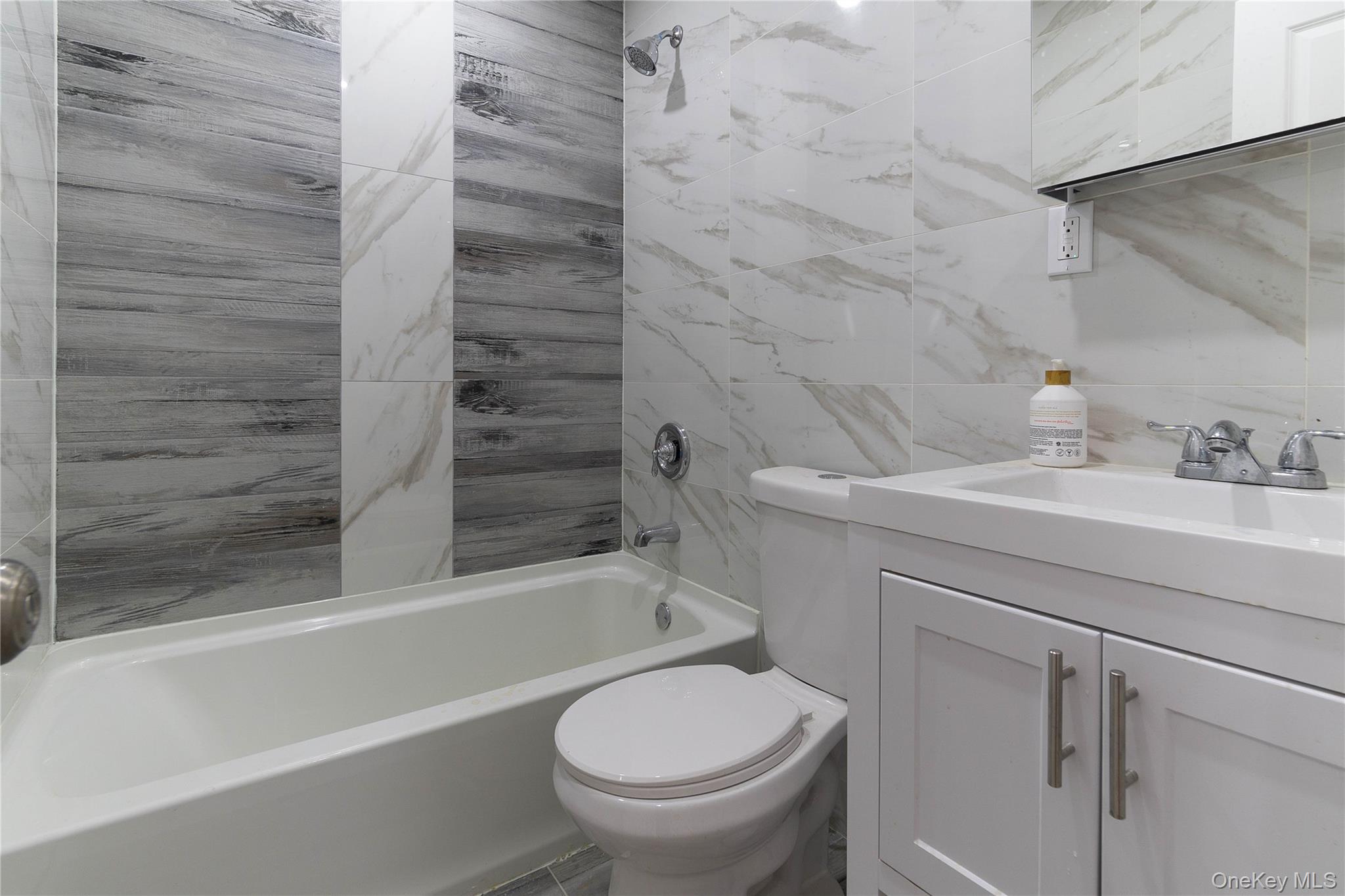 #14 photo, 215 Beach 96th Street, कुईंस Rockaway Beach , NY 11693