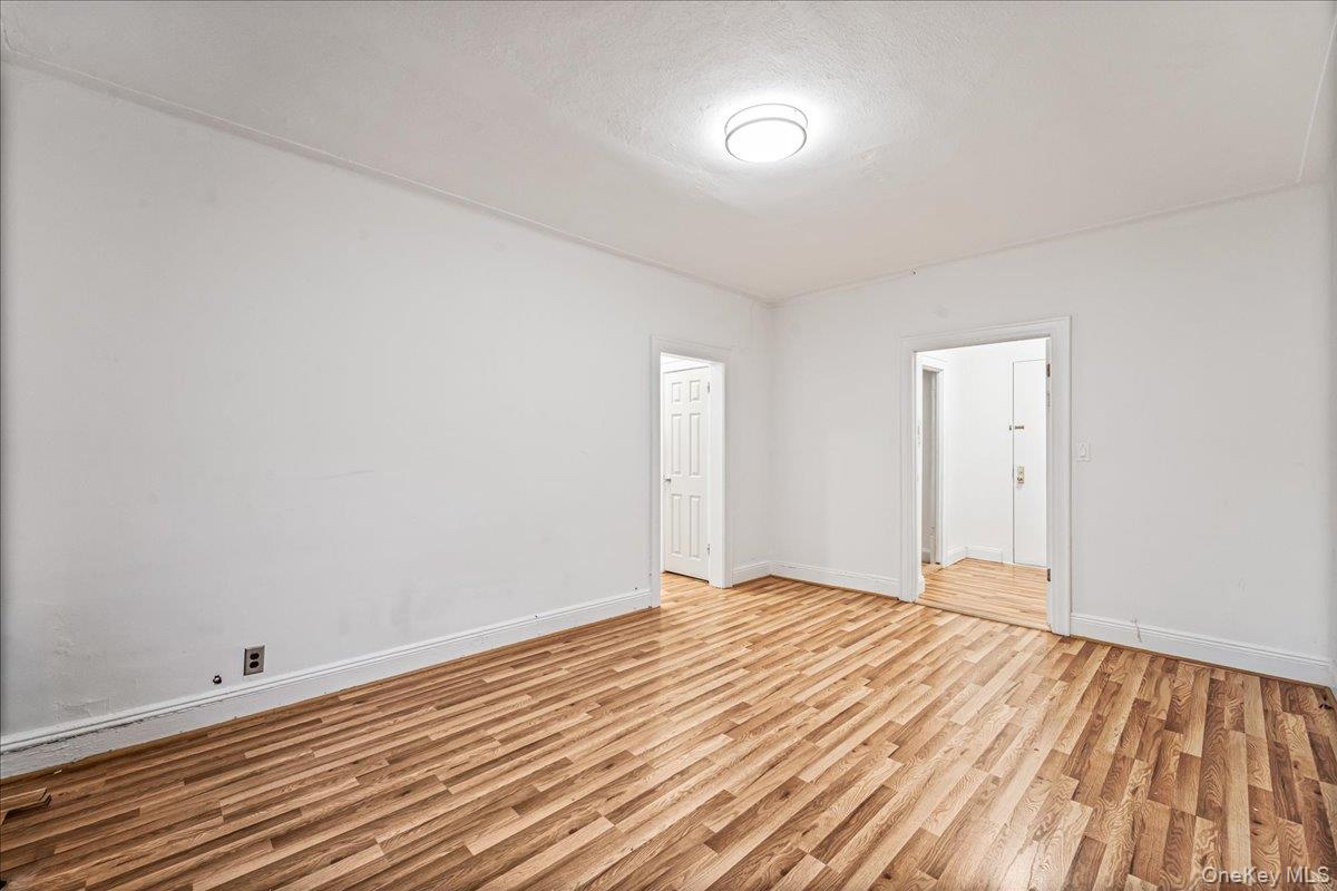 #11 photo, 61-40 Saunders, קווינס Rego Park , NY 11374