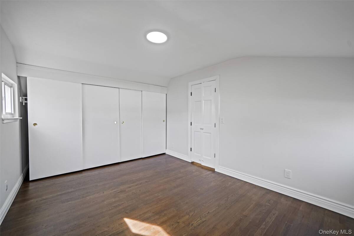 #10 photo, 8 Elwood Road, 東長島 Centereach , NY 11720