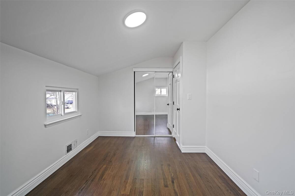 #11 photo, 8 Elwood Road, 東長島 Centereach , NY 11720