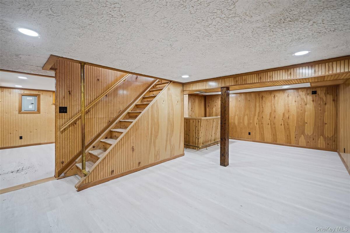 #13 photo, 8 Elwood Road, 東長島 Centereach , NY 11720