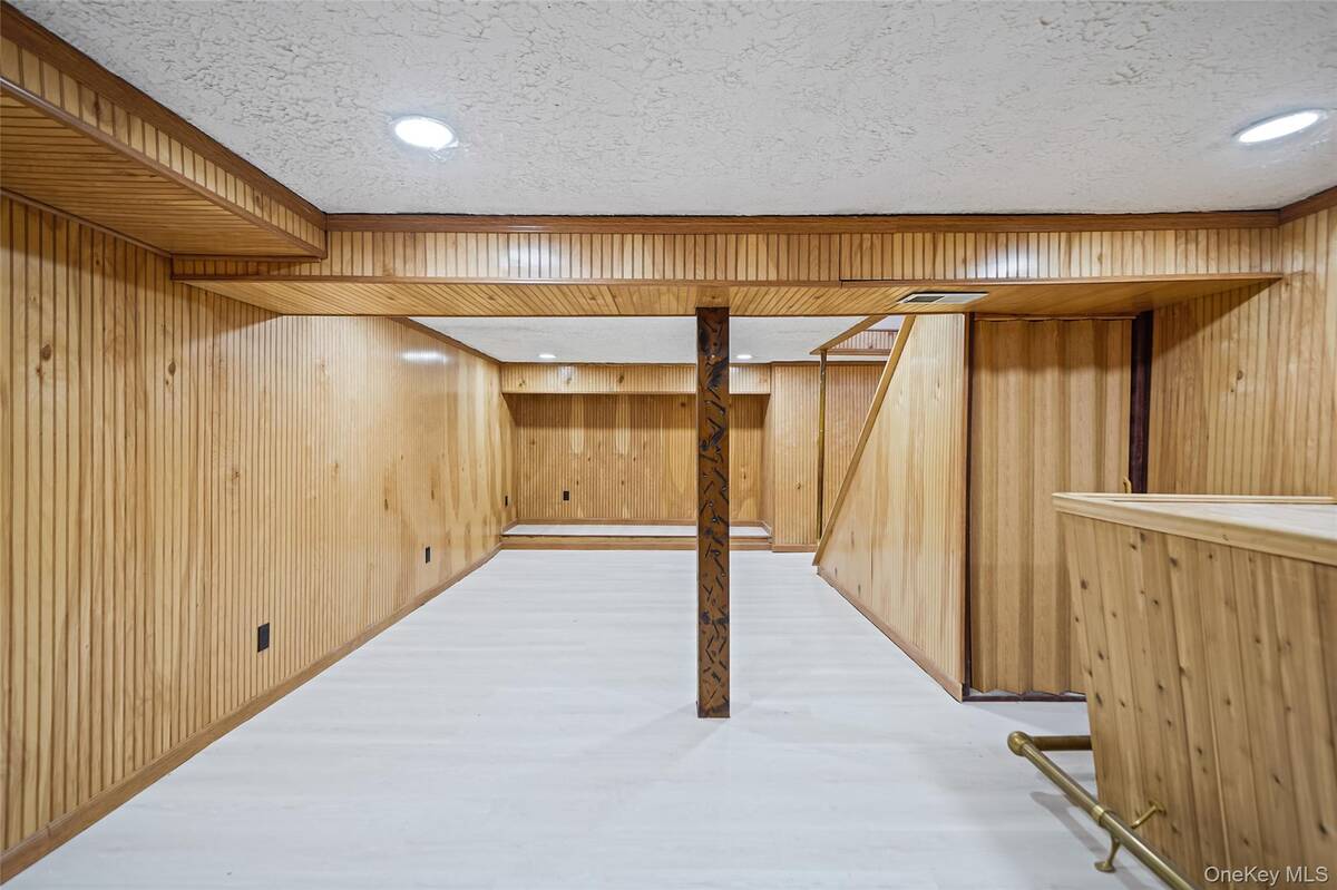 #15 photo, 8 Elwood Road, 東長島 Centereach , NY 11720