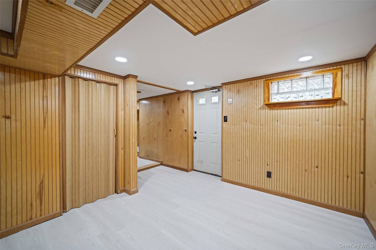 #17 photo, 8 Elwood Road, 東長島 Centereach , NY 11720