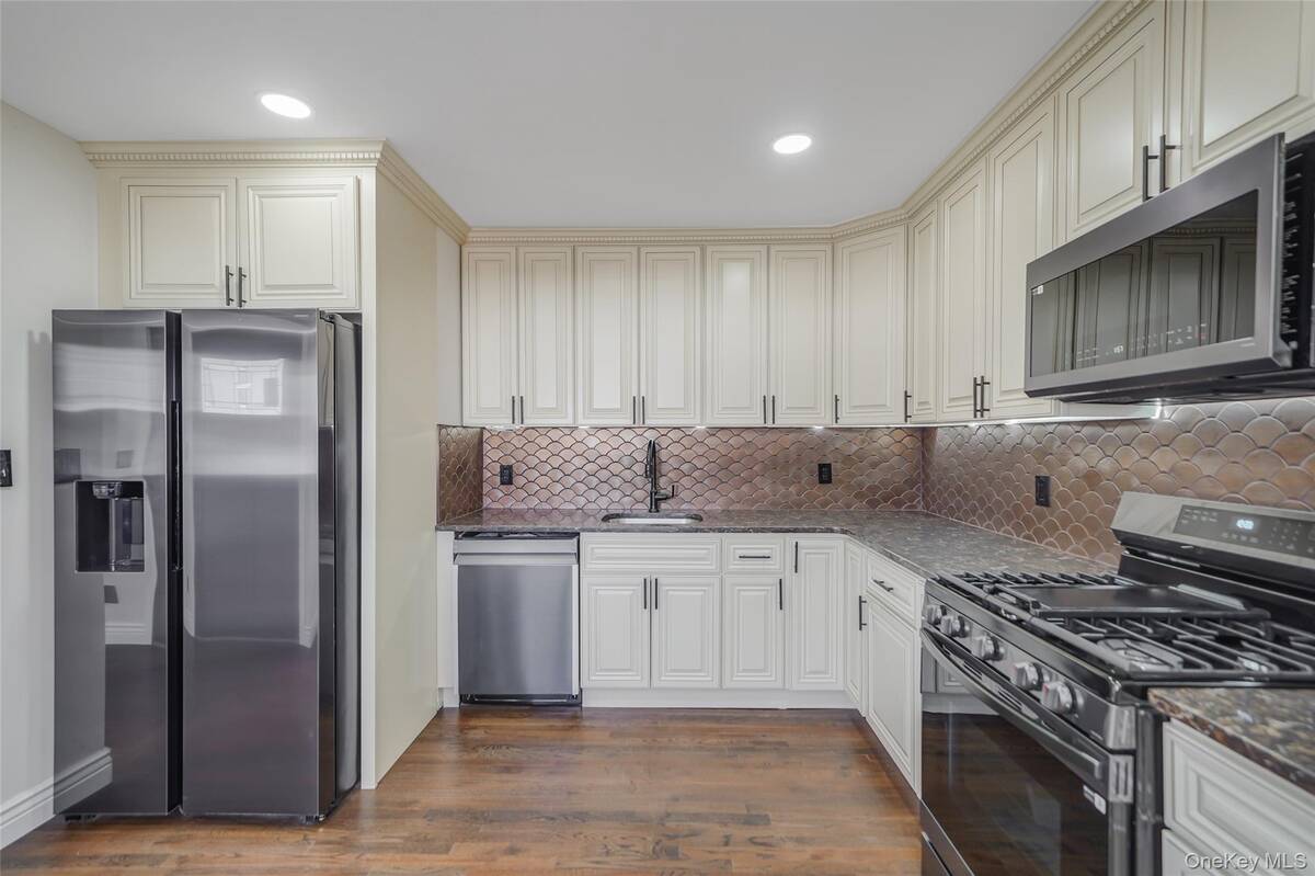 #3 photo, 8 Elwood Road, 東長島 Centereach , NY 11720