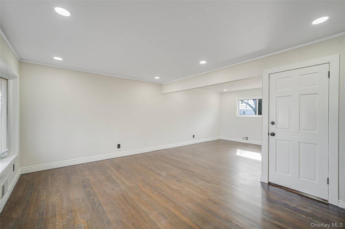 #5 photo, 8 Elwood Road, 東長島 Centereach , NY 11720