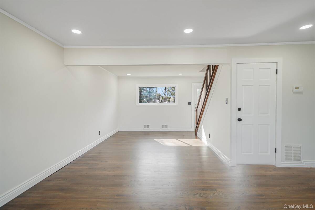 #6 photo, 8 Elwood Road, 東長島 Centereach , NY 11720