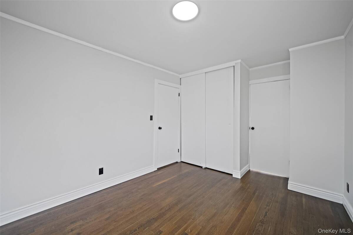 #8 photo, 8 Elwood Road, 東長島 Centereach , NY 11720