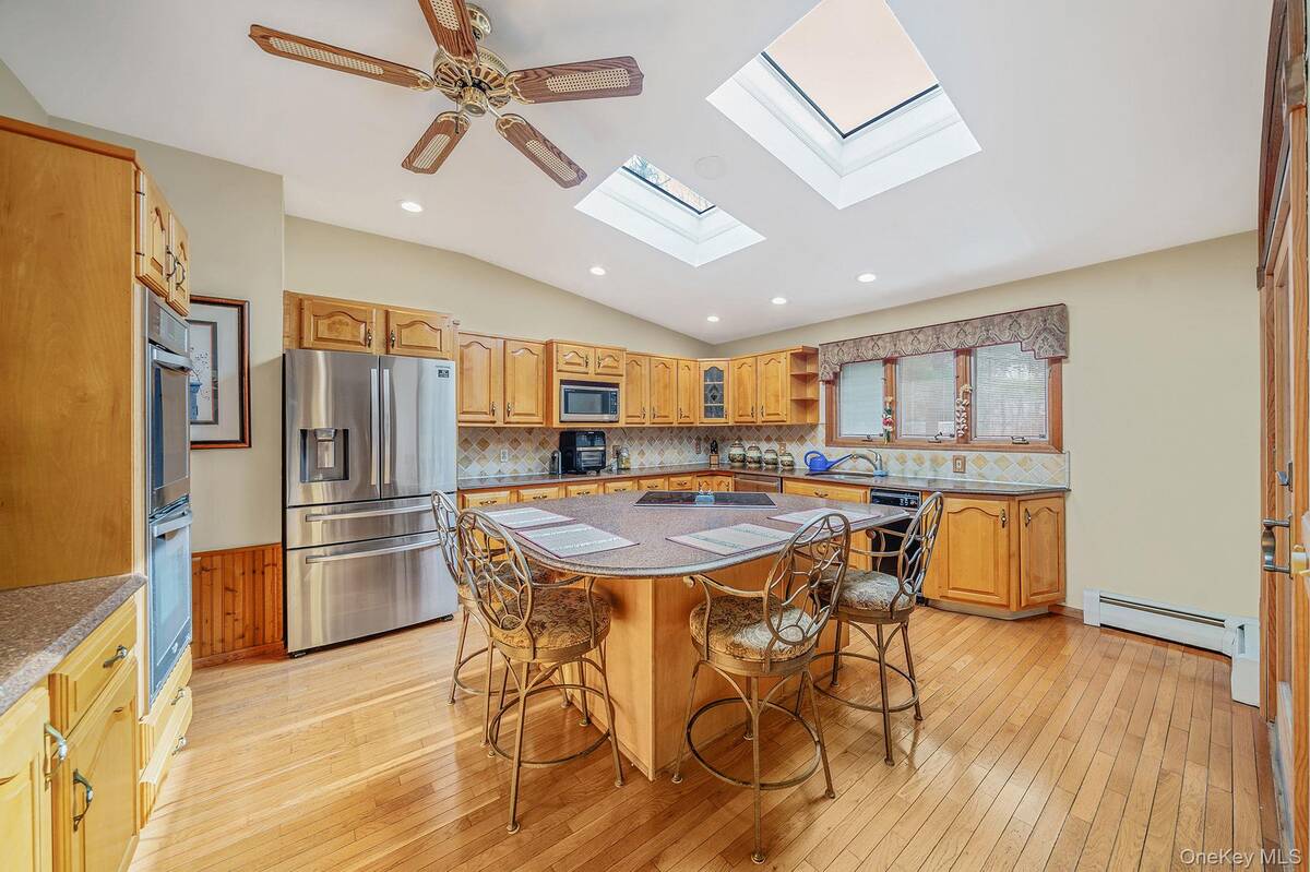 #15 photo, 76 Hollywood Avenue, Selden , NY 11784